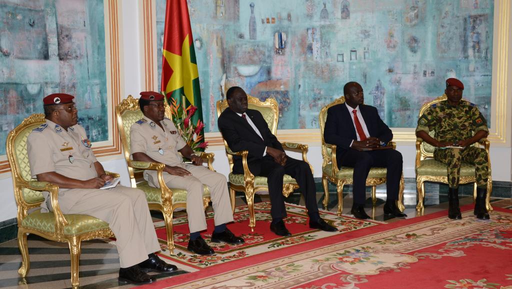 Les responsables de la garde présidentielle ont rencontre ce vendredi 6 février le président Michel Kafando (c).