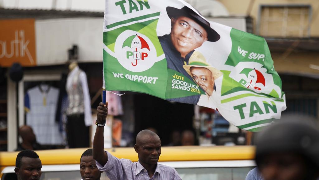 Un homme brandit un drapeau de Goodluck Jonathan lors d'un meeting de Jimi Agbaje, le 3 février. REUTERS/Akintunde Akinleye