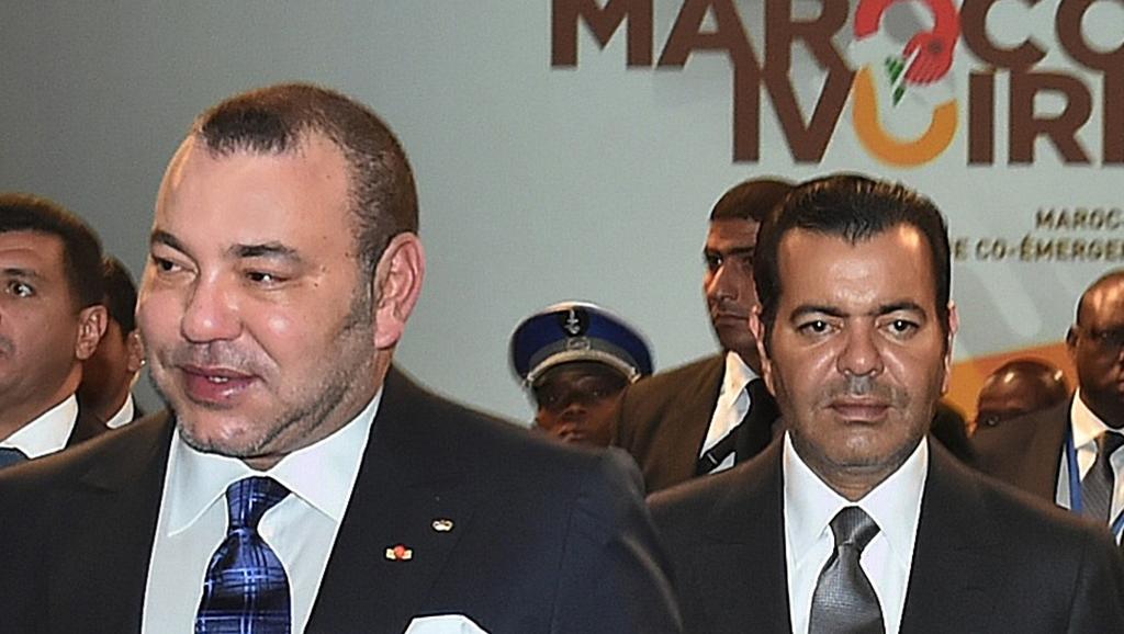 A gauche le roi Mohamed VI suivi par le prince Moulay Rachid à droite, au Palais royal marocain le 21 janvier. AFP PHOTO / ROYAL PALACE