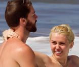 Miley Cyrus, seins nus : Eclats de rire et tendresse avec son chéri Patrick...