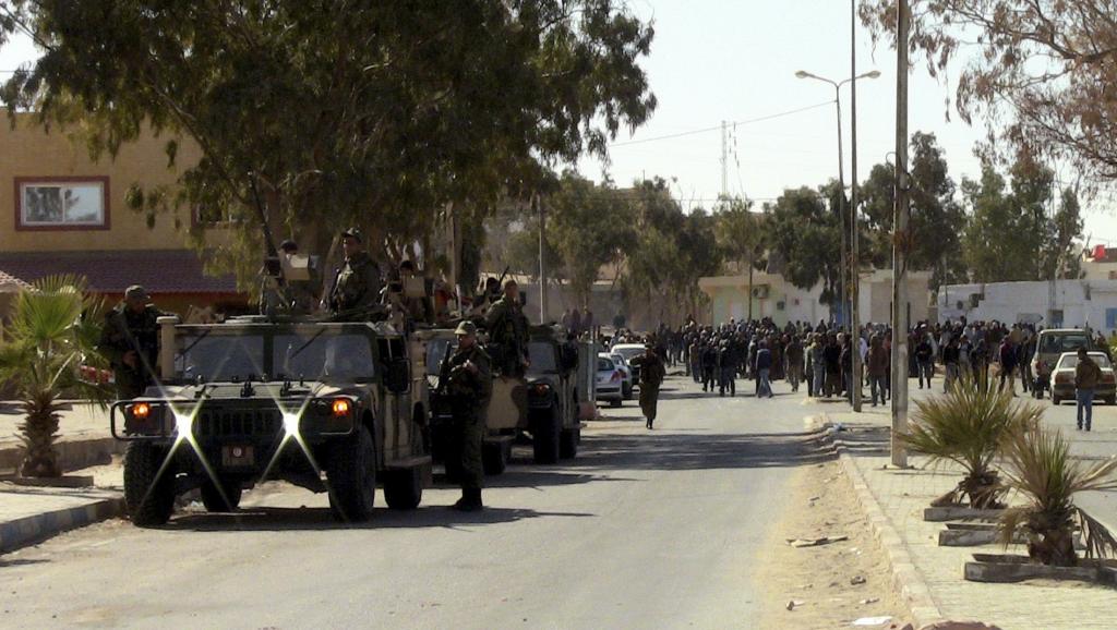Les forces de l'ordre tunisiennes sécurisent le sud du pays, à la frontière libyenne, où ont éclaté des heurts entre la police et des manifestants provoquant ce mouvement de grève, ici le 9 février 2015. REUTERS/Stringer