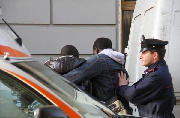 Un Sénégalais arrêté pour recel et contrefaçon en Italie menace les policiers avec un tournevis