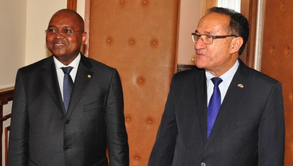 Le nouveau Premier ministre Jean Ravelonarivo (g.) et son prédécesseur Kolo Roger. Présidence malgache / Service de presse