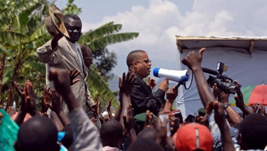 Jean-Claude Muyambo (avec un haut-parleur) en 2007. AFP PHOTO / LIONEL HEALING