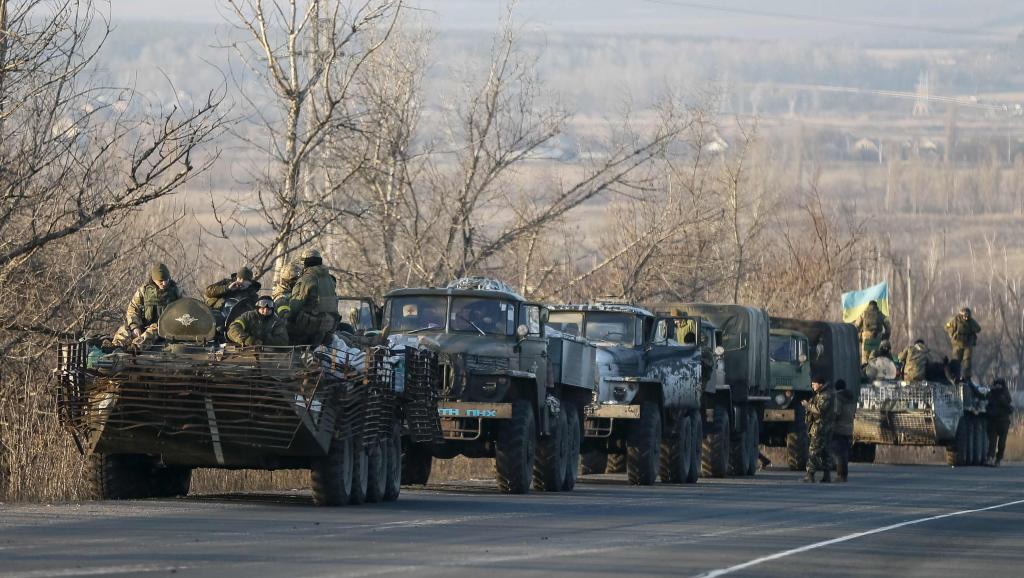 Des soldats ukrainiens près de Artemivsk, dans l'Est du pays, le 13 février 2015. REUTERS/Gleb Garanich