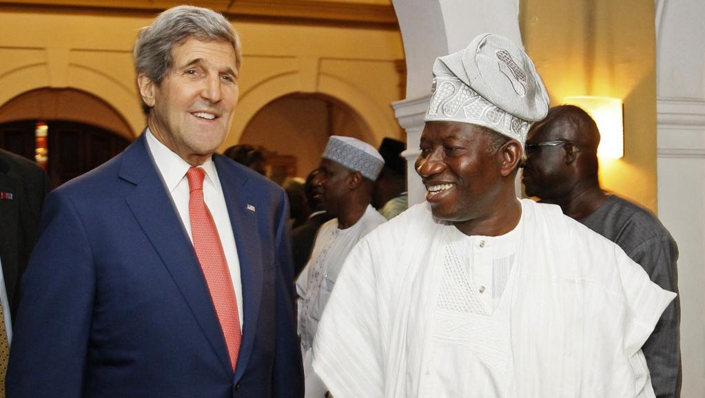 Le secrétaire d'Etat américain John Kerry a rencontré le président Goodluck Jonathan à Lagos, le 25 janvier 2015. REUTERS/Akintunde Akinleye