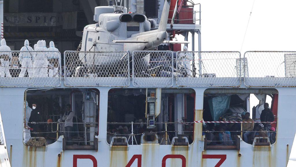 Des migrants arrivent en Sicile le 15 février à bord du navire de patrouille italien «Spica». REUTERS/Antonio Parrinello