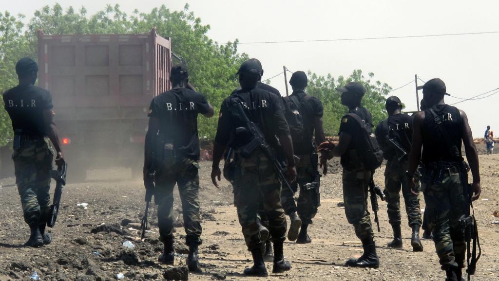 Des hommes du bataillon d'intervention rapide du Cameroun, dans la région de Waza en mai 2014. AFP PHOTO / REINNIER KAZE