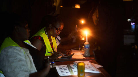 Les élections au Zimbabwe prolongées d’une journée dû à des retards, l’opposition crie à la fraude