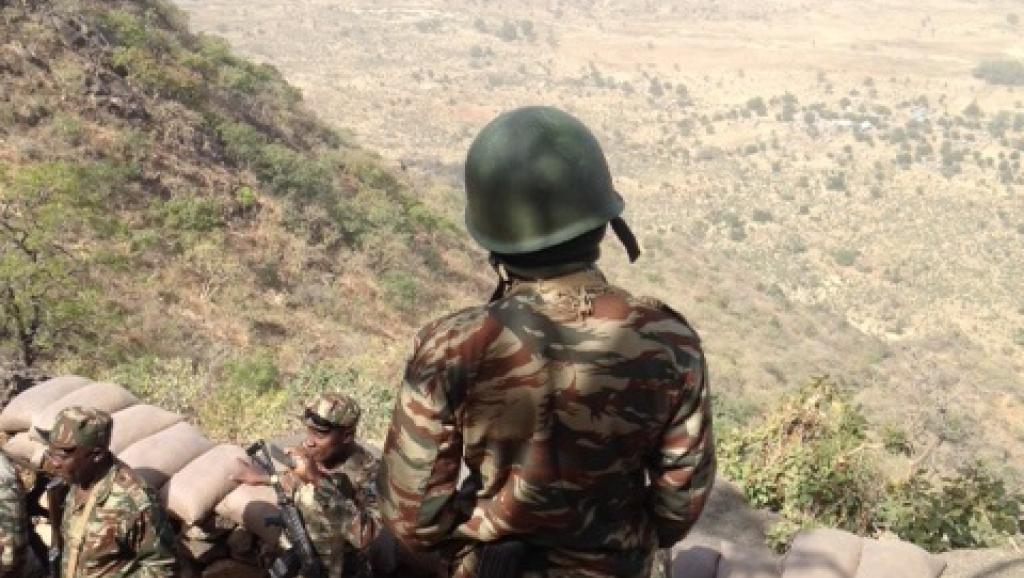 Les soldats de l'armée de terre camerounaise déployés sur le poste avancé de Mabass. Une colline sur la frontière avec le Nigeria, en bas des villages occupés par Boko Haram. L'artillerie camerounaise pilonne les Boko Haram quand elle perçoit une menace. RFI/OR