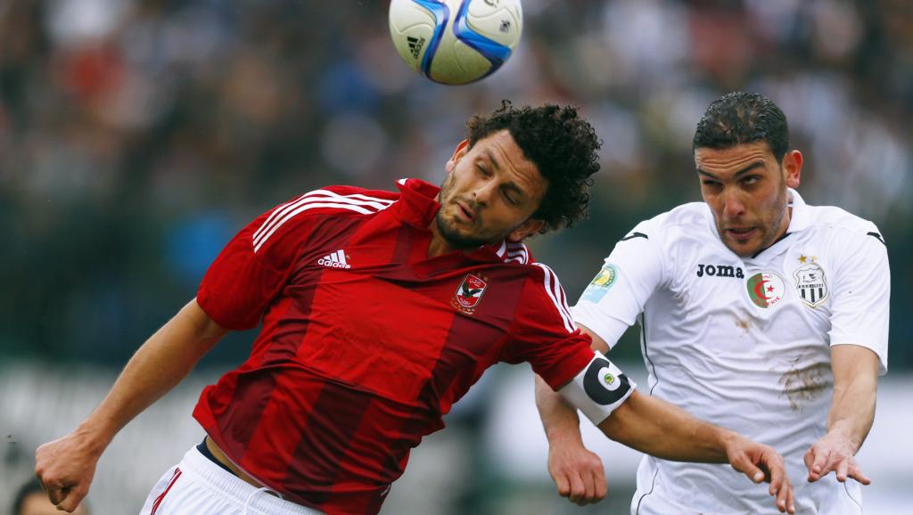 Hossam Ghaly (Al-Ahly) à la lutte avec Amine Megateli (Entente Setif), le 21 février 2015 à Blida. REUTERS/Amr Abdallah Dalsh