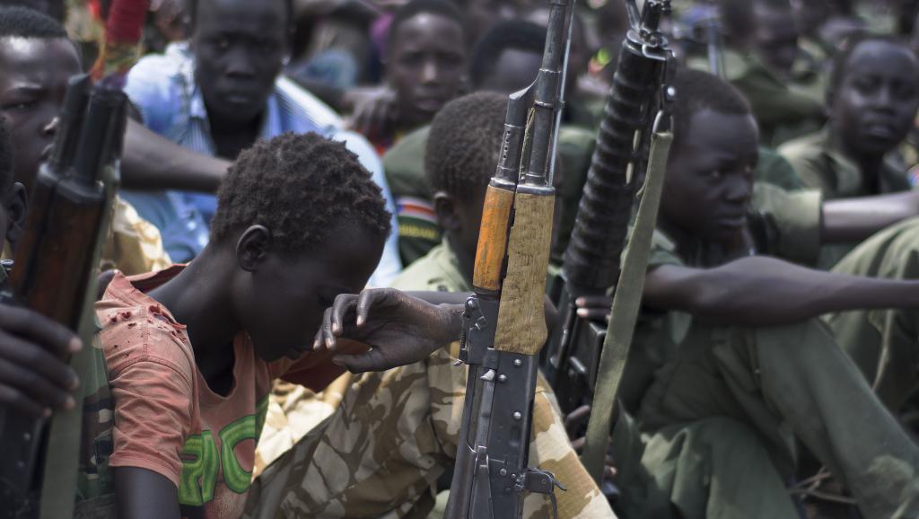 Des enfants soldats lors d'une cérémonie de désarmement, démobilisation et réintégration, le 10 février 2015, à Pibor, dans l'Etat du Jonglei, (Soudan du Sud), supervisée par l'Unicef. AFP PHOTO/Charles LOMODONG