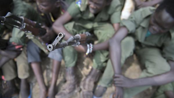 Des enfants-soldats lors d'une cérémonie de désarmement, démobilisation et réintégration supervisée par l'Unicef, le 10 février 2015, dans l'Etat du Jonglei, au Soudan du Sud. AFP PHOTO/Charles LOMODONG
