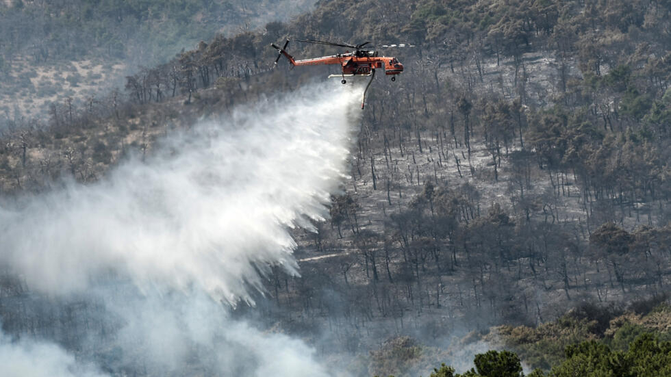 Grèce: face aux incendies qui continuent, l'attente de la pluie et d'une accalmie