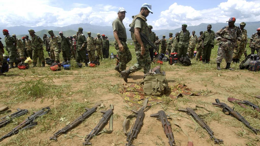 Des soldats de l'ONU inspectent des armes des FDLR dans un camp de désarmement. AFP PHOTO/JOSE CENDON