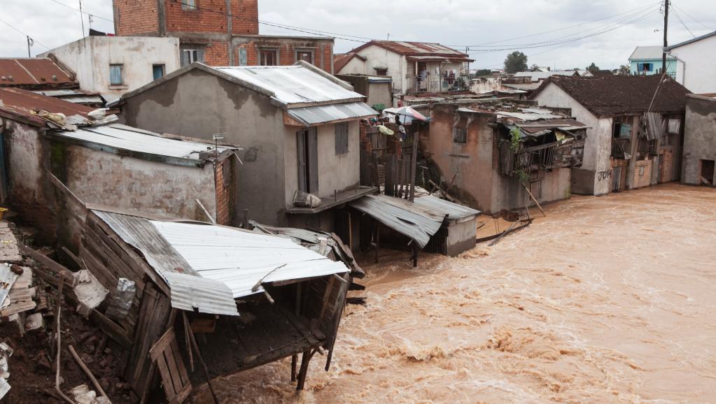 La rivière Sisaony a inondé le village de Soavina, dans la banlieue de la capitale après une nuit de pluies torrentielles, le 27 février 2015. AFP PHOTO / RIJASOLO