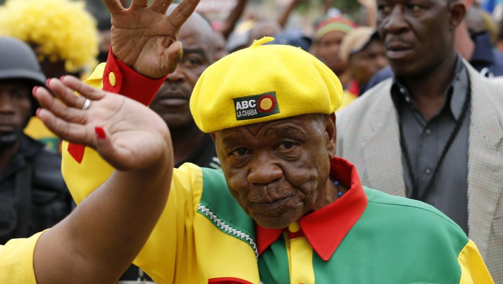 Le Premier ministre du Lesotho, Thomas Thabane, lors d'un bain de foule dans la capitale, le 26 février. REUTERS/Siphiwe Sibeko