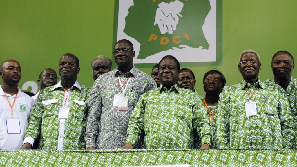 Henri Konan Bédié entouré des membres du comité exécutif du parti lors du 12e congrès du PDCI, en 2013. AFP PHOTO / SIA KAMBOU