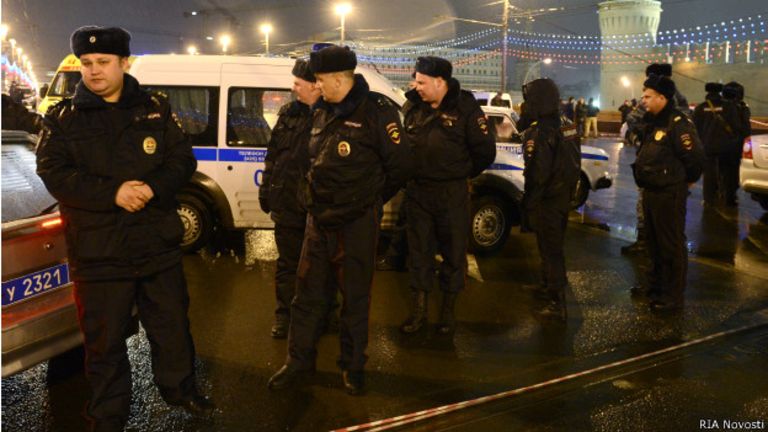 Présence de la police russe sur les lieux de l'assassinat de Boris Nemtsov.