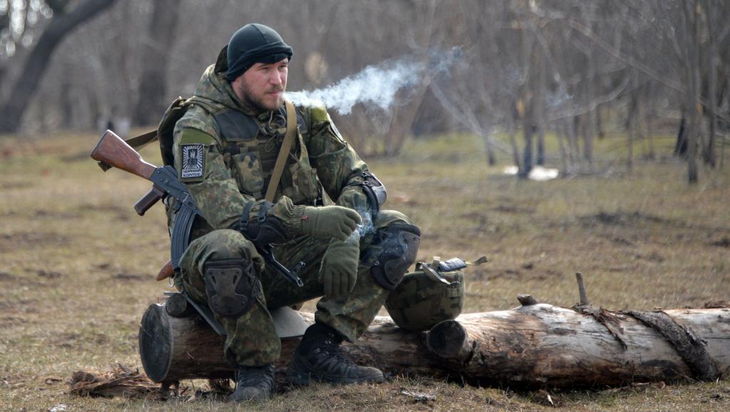 Un volontaire du bataillon Azov en pause après un exercice militaire à proximité de la ville de Marioupol, le 27 février 2015. AFP PHOTO/ GENYA SAVILOV