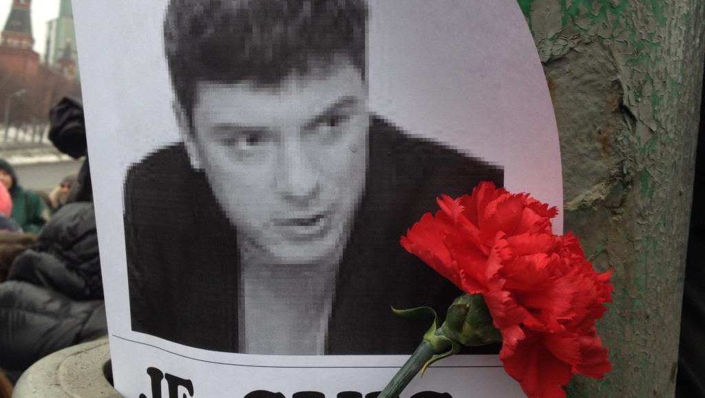 Une rose soutient l'effigie de Boris Nemtsov, à l'endroit où l'opposant russe a été abattu, dans la nuit du vendredi 27 au samedi 28 février 2015. Muriel Pomponne / RFI