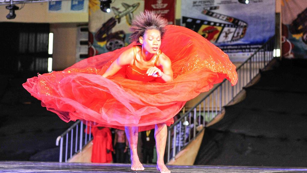 Une des 14 pièces-images créées par la chorégraphe burkinabè Irène Tassembedo pour l'ouverture du 24e Fespaco, le 28 février 2015. AFP / AHMED OUOBA