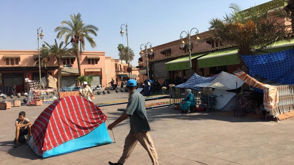 Séisme au Maroc: dans un quartier de Marrakech, de nombreuses familles continuent de dormir dehors