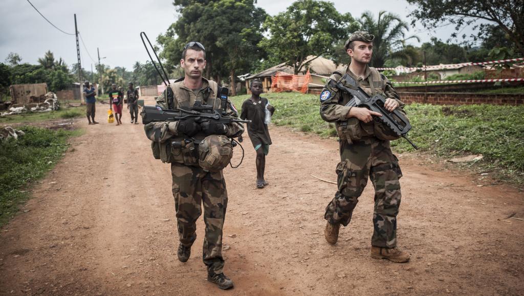 Des soldats de la force Sangaris patrouillent aux alentours de Boda, dans le sud de la Centrafrique, le 24 juillet 2014. AFP PHOTO / ANDONI LUBAKI