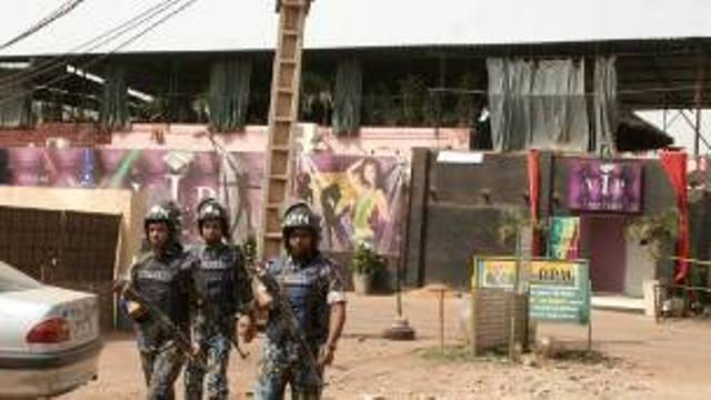 Des soldats des Nations Unies devant le restaurant "La Terrasse" attaqué la nuit du 6 au 7 mars à Bamako.