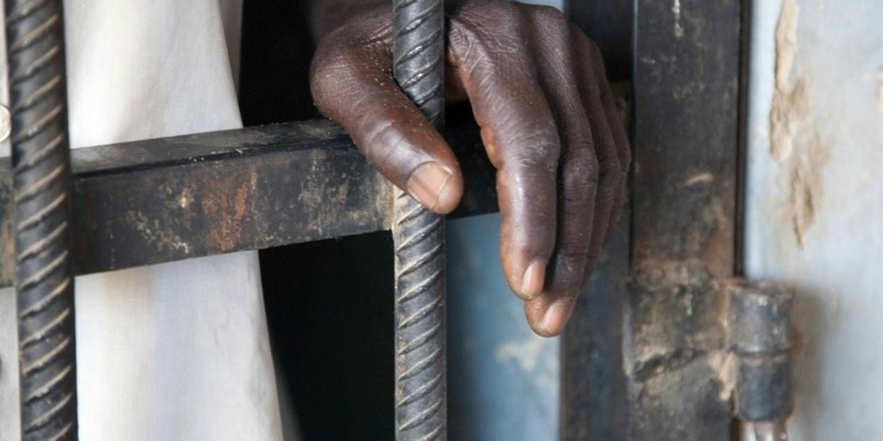 Dakar: un vigile condamné a un mois de prison ferme pour avoir brisé le bras de sa victime avec une brique