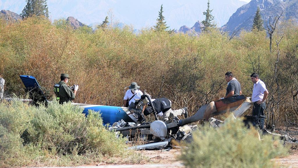 Des enquêteurs s'activent pour trouver des indices, dans la région de Villa Castelli, dans la province argentine province de La Rioja, le 10 mars 2015. REUTERS/Jorge Torres C'est à Villa Union que la magistrate argentine chargée de l’enquête a réuni le reste de l’équipe de production et les autres sportifs français qui participaient au jeu de télé-réalité « Dropped », après la mort de dix personnes dont huit Français lors d'un téléscopage d'hélicoptères pendant le tournage de l'émission. Les investigations se poursuivent ce mercredi 11 mars, tandis que les images de l'accident sont disséquées par les analystes.  Il est plus de minuit, entre mardi et mercredi, quand la juge Virginia Illanes Bordon répond au téléphone. Sa journée a commencé à 7 h du matin, dès le lever du soleil. Elle est loin d’être terminée. Il reste encore à la magistrate de longues heures de travail admnistratif. Ce mardi a été consacré à la récupération des corps des victimes, dont la navigatrice Florence Arthaud, la nageuse Camille Muffat et le boxeur Alexis Vastine. Les identifications ont commencé loin des lieux du drame.  Concernant l'origine du crash, la juge Llanes Bordon est très prudente. Par respect pour les familles, elle refuse de privilégier une hypothèse plutôt qu’une autre dans cette affaire. C’est aux experts en aéronautique de déterminer les causes de l’accident, répète-t-elle, avant de rassurer : « Depuis le début, j’essaie de travailler dans des temps records car ce sont deux pays qui sont en deuil, la France et l’Argentine, le monde du sport aussi, et bien sûr 10 familles qui ont été détruites. »  « Je veux pouvoir donner des réponses le plus vite possible », ajoute la juge, alors que la province de La Rioja, où a eu lieu le crash, a décrété deux jours de deuil.« Nous sommes tristes. Cette tragédie nous touche au plus profond de nous-mêmes », confie-t-elle, avant de glisser : « En tant que juge, j’ai eu affaire à des meurtres, des délits. Mais une affaire de cette envergure, c’est la première fois. »  Les survivants de l'équipe de « Dropped » attendent la juge  L'enquête prend le temps nécessaires, et les questions restent donc, en attendant ses conclusions, nombreuses. La principale étant bien sûr : l'accident est-il dû à une défaillance humaine - et si oui laquelle -, ou à une défaillance technique ? Mercredi soir, deux experts français du BEA sont attendus sur les lieux. Ils ont été dépêchés dans le cadre de l’entente judiciaire entre les deux pays, et suite à l’ouverture d’une enquête pour homicide involontaire à Paris. Ils retrouveront les experts argentins qui ont commencé les investigations sur les épaves des deux hélicoptères.  Ensemble, ils vont étudier les débris, mais aussi les images de l’accident, ainsi que les téléphones portables des victimes, tandis que les membres de l’équipe de tournage française qui n’étaient pas dans les hélicoptères accidentées, soit une quarantaine de personnes, ont été regroupés à Villa Union, la principale agglomération de la région, à 37 kilomètres de Villa Castelli où a eu lieu le crash. La juge Virginia Llanes Bordon devait s’y rendre ce mercredi matin pour entendre certaines de ces personnes.  Les protagonistes sont évidemment sous le choc. Une cellule psychologique a été mise en place pour les aider à surmonter cette épreuve. Malgré cela, l’urgence est de répondre à la justice. Combien de temps leur faudra encore rester sur place ? En principe, l’équipe a décidé de ne pas se séparer. Tous devraient demeurer à Villa Union en attendant que la juge ait entendu ceux dont elle demandera le témoignage. Le consul de France à Buenos Aires et l’attaché de sécurité intérieure de l’ambassade sont arrivés sur place. Les autorités locales leur ont assuré qu’elles mettraient tout en œuvre pour que l’enquête aboutisse.  Ce que semblent dire les images  Les hélicoptères accidentés étaient des appareils récents, et à la pointe. Si un témoin sur place parle de ratés de l'un des deux engins avant la collision, en France, des images amateurs de l'accident tournent en boucle sur les télévision d'information, où l'on voit les deux se rapprocher rapidement, finissant par voler à quelques mètres l'un de l'autre, l'un se trouvant quelque peu en dessous de l'autre - une position critique - avant le terrible choc. Aux yeux de Luis Angoulo, secrétaire de la sécurité de la province de La Rioja, « on dirait que le pilote n'a pas vu l'autre appareil. »  L'ancien commandant de bord Jean Serrat relate que pour ce genre d’accidents, il y a généralement deux explications possibles. L’une d’ordre technique, « qui conduirait l’un des deux hélicoptères à faire une embardée et à venir percuter l’autre », et l'autre d'ordre humain, donc : « Soit parce que (l'un des pilotes) a eu l’attention attirée par autre chose, soit parce qu’ils sont (tous deux) arrivés avec un angle où ils ne se sont pas vus, les deux hélicoptères se sont rapprochés, et à un moment donné, avec le souffle d’un côté, et l’aspiration du rotor de l’autre, ils se sont attirés l’un vers l’autre. »  Encore beaucoup de questions  À la vue des vidéos fournies, Jean Serrat penche pour la seconde hypothèse, d’autant que l’un des deux a l’air pratiquement de décrocher parce qu’il est attiré par le rotor de celui qui est en dessous. « On le voit bien, analyse-t-il, celui qui est dessus bascule sur la droite, comme s’il n’avait plus de portance. » Et l'ancien pilote de rappeler que des procédures de sécurité existent lorsque deux hélicoptères se suivent en vol : « Il faut toujours non seulement garder à vue l’autre avion, mais aussi garder bien sûr un périmètre d’à peu près une trentaine de mètres de part et d’autre. »  Point de questionnement « extrêmement important selon lui » : « L’être humain ne peut pas faire deux choses en même temps. Par exemple, si vous conduisez votre voiture et que vous téléphonez en même temps, à un moment, votre attention ne sera pas focalisée sur la route. Dans l’hélicoptère, est-ce que quelqu’un a parlé (au pilote) ? Un caméraman ? Il a perdu ainsi quelques instants d’attention ? » D'où d'autres questions induites : y avait-il des séquence de tournage prévues en l'air, et si oui les pilotes étaient-ils au fait des procédures que cela induit ?  → À relire :Crash en Argentine, les enquêteurs au travail      CHRONOLOGIE ET CHIFFRES CLÉS FranceArgentine Réagir 0 print  inPartager Sur le même sujet Crash d'hélicoptères en Argentine: 10 … Crash d'hélicoptères en Argentine Arthaud, Muffat, Vastine: la France … Crash d'hélicoptères en Argentine: 10 … Crash d'hélicoptères en Argentine Arthaud, Muffat, Vastine: la France … Crash d'hélicoptères en Argentine: 10 … Crash d'hélicoptères en Argentine Arthaud, Muffat, Vastine: la France … PrevNext Toute l'actualité en vidéo - Simone Gbagbo condamnée à 20 ans de prison   Simone Gbagbo condamnée à 20 ans de… en coursSimone Gbagbo condamnée à 20 ans de prison  L’armée tchadienne, fer de lance de la guerre contr… L’armée tchadienne, fer de lance de la guerre contre Boko Haram au Nigeria  L'étonnante piste tchétchène qui ne conv… L'étonnante piste tchétchène qui ne convainc pas les proches de Nemtsov  Que signifie l'allégeance de Boko Haram à l'EI ? Que signifie l'allégeance de Boko Haram à l'EI ?  En images : Manifestation contre Netanyahou à Tel… En images : Manifestation contre Netanyahou à Tel Aviv avant les élections  Un an après, la disparition du MH370 reste sans rép… Un an après, la disparition du MH370 reste sans réponse   Commentaires 0 Commentaires développé par Guest  Soumettre Suivre    123456 A LA UNE ETATS-UNIS Poursuite des manifestations à Madison après la mort d'un jeune Noir  ETATS-UNIS Etats-Unis: Hillary Clinton tente de calmer la polémique sur ses emails  REVUE DE PRESSE DES AMÉRIQUES A la Une: Etats-Unis et Venezuela, nouvelles tensions diplomatiques  ARGENTINE Crash en Argentine: les enquêteurs au travail  MÉDIAS La télé-réalité, un jeu dangereux à travers le monde  ETATS-UNIS/VENEZUELA Tensions diplomatiques accrues entre les Etats-Unis et le Venezuela  ARGENTINE Crash d'hélicoptères en Argentine: 10 morts dont 3 champions français  ETATS-UNIS Etats-Unis: les sénateurs républicains réfutent tout accord sur le nucléaire iranien  REVUE DE PRESSE DES AMÉRIQUES A la Une: les marches de dimanche sur le continent américain  1 2 3 4 5 6 7 8 9  Analyses - reportages MALI Mali: l'accord de paix soumis aux mouvements de l'Azawad FRANCEQUESTIONS SOCIALESFRANÇOIS HOLLANDE France: le service civique «nouvelle formule» en 7 questions FRANCE Claude Guéant une nouvelle fois rattrapé par la justice THÉÂTRERFI Prix Théâtre RFI : avis d’écriture ! FRANCEMODE Mondial du tatouage: le rendez-vous des tatoueurs et des tatoués NOUVELLES TECHNOLOGIESINTERNET Tic-tac, la tactique d’Apple avec sa montre FESPACO 2015MAROCCINÉMA L’Etalon d’or Hicham Ayouch: «Le continent africain doit être un» ISRAËLINTERNETBENYAMIN NETANYAHU Législatives en Israël: les candidats misent sur Internet SUISSEEMIRATS ARABES UNISAÉRONAUTIQUE Solar Impulse 2, un tour du monde avec le soleil comme carburant CÔTE D'IVOIREJUSTICESIMONE GBAGBO Drissa Traoré : «Beaucoup de conditionnels dans les témoignages contre Simone Gbagbo» Tous les articles Twitter  Publicité  Partenaires RFI  rfi ÉCOUTER RFI Monde en direct RFI Afrique en direct Émissions Les journaux Monde Les journaux Afrique Les journaux en français facile Les journaux Amériques/Haïti L'ENTREPRISE RFI À propos de RFI Evènements Espace Presse Chiffres clés Le médiateur SERVICES Newsletters Grille des programmes Mobile / Tablette Vente de contenus TALENT CD Livres Archives Sonores LES LANGUES ÉTRANGÈRES Anglais Brésilien Cambodgien Chinois Espagnol Haoussa Kiswahili Persan Portugais Roumain Russe Vietnamien LES AUTRES SITES DU GROUPE Apprendre le français RFI Musique RFI Planète Radio RFI Instrumental France 24 Monte Carlo Doualiya L'Académie Comment recevoir RFI ?  Rejoignez la communauté RFI sur les médias sociaux Facebook   Twitter   Google +   Instagram   Dailymotion   Youtube   Soundcloud   Tune-In À propos de RFI   Nous écrire   Service Pro   Devenir radio partenaire   Régie publicitaire   Mentions légales      © 2015 Copyright RFI – Tous droits réservés RFI n'est pas responsable des contenus provenant de sites Internet externes Fréquentation certifiée par l'OJD   Les cookies a