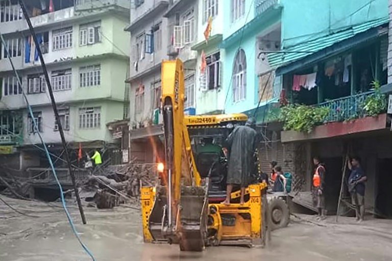 Inde: il y a au moins 10 morts et 82 disparus dans le débordement d'un lac himalayen