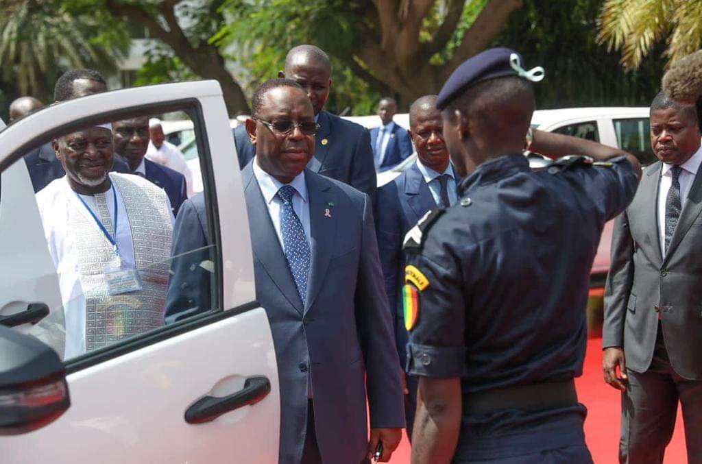 Macky Sall offre des véhicules à des chefs de village