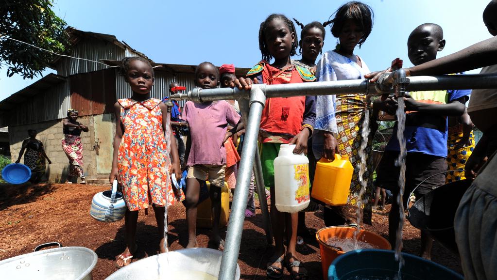 Des enfants réfugiés au camp de Don Bosco, à Bangui, en RCA, le 14 décembre 2013. AFP PHOTO/ SIA KAMBOU