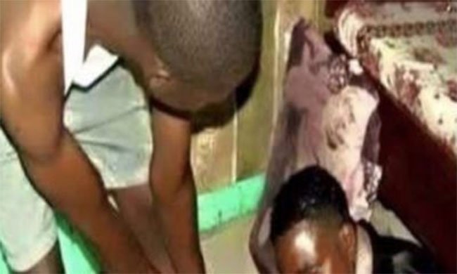 Joal : Elle cache son amant sous son lit pour le protéger de la colère de son père