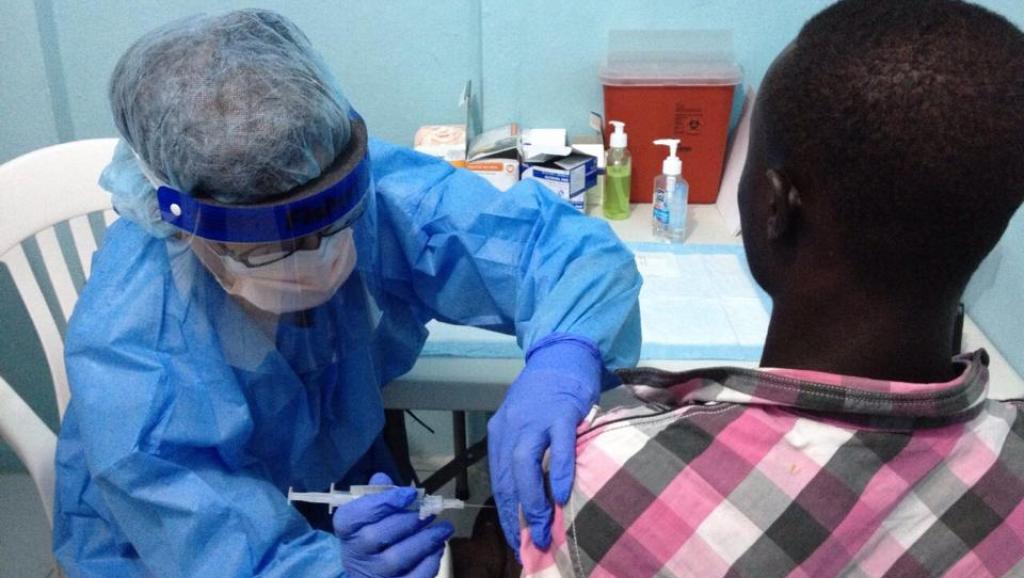 Un jeune Libérien se fait vacciner contre l'épidémie d'Ebola, dans la salle de vaccination de l'Hôpital Rédemption à Monrovia.
