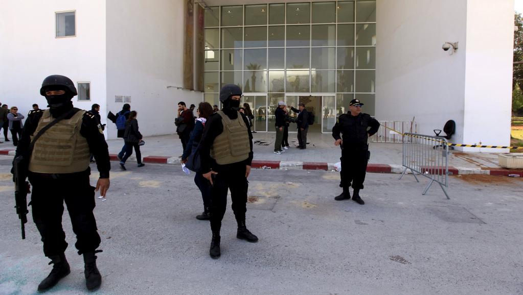 Des policiers devant les portes du musée du Bardo à Tunis au lendemain de l'attentat qui a coûté la vie à 21 personnes. REUTERS/Anis Mili