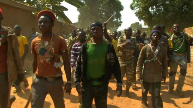 Des jeunes armées de machettes, en Centrafrique, lors des violences religieuses de 2013-2014.