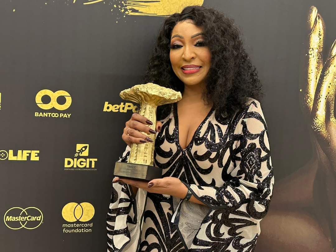 Viviane décroche le Prix de la "Meilleure artiste féminine"