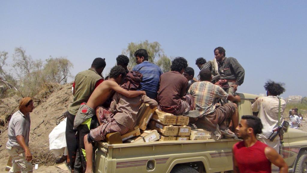 Ce camion est chargé de munitions volées dans des entrepôts d'armes à Aden, le 27 mars 2015. REUTERS/Anees Manousr