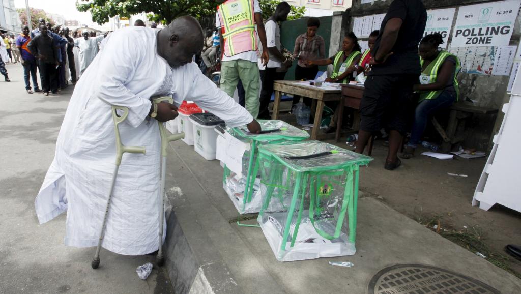 Un homme glisse son bulletin dans une urne dans le district d'Apapa, à Lagos, le 28 mars 2015. Le scrutin a été prolongé le lendemain dans de nombreux bureaux de vote. REUTERS/Kunle Ajayi