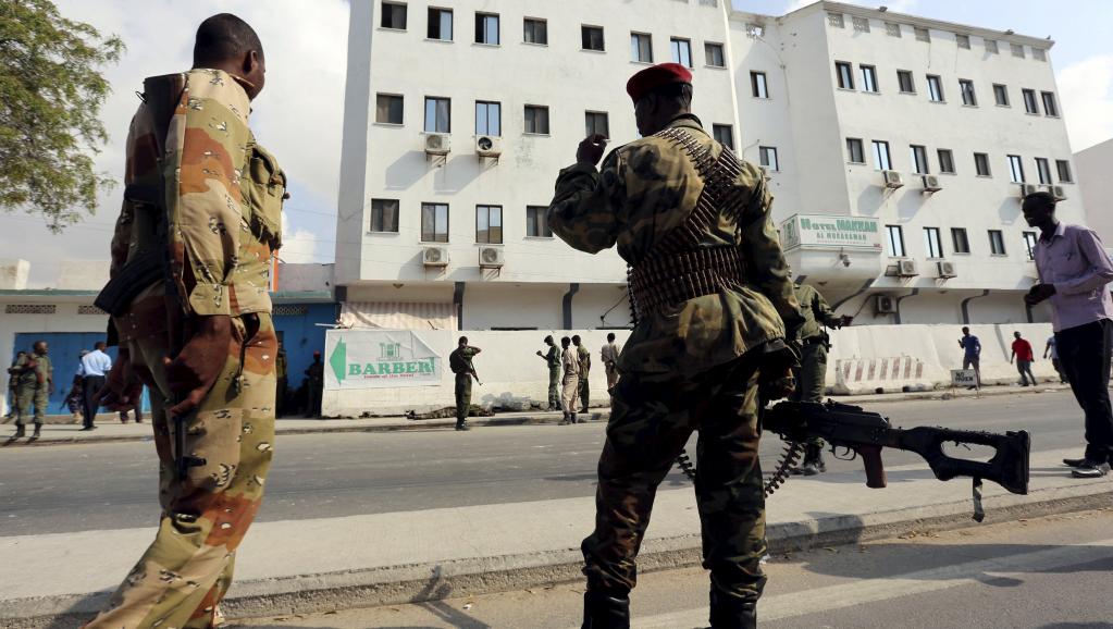Des soldats somaliens sont positionnés devant l'hôtel Maka al-Mukarama qui a été attaqué par les shebabs, à Mogadiscio, le 28 mars 2015. REUTERS/Feisal Omar
