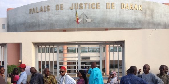 Tribunal de Dakar: pour la somme de 25.000 frs, elle poignarde son amie et risque un an ferme de prison 