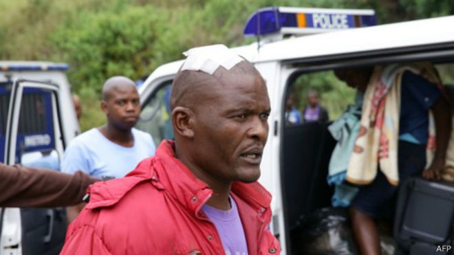 Un étranger est escorté par la police après une attaque à caractère xénophobe à Durban, le 8 avril 2015. Des centaines de personnes ont protesté contre ces violences