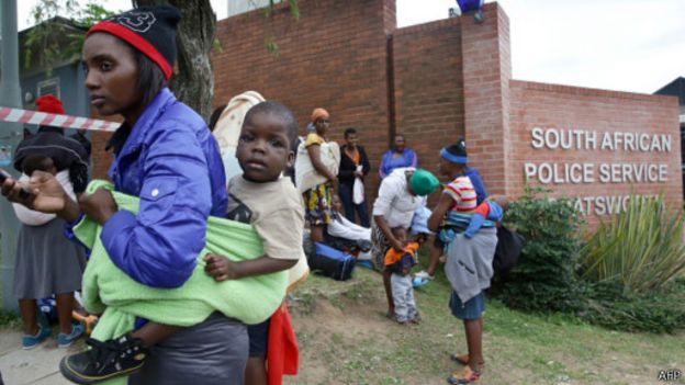 Des femmes et des enfants sont prise en charge par le commissariat de Chatsworth, au sud de Durban, après une attaque à caractère xénophobe le 8 avril 2015
