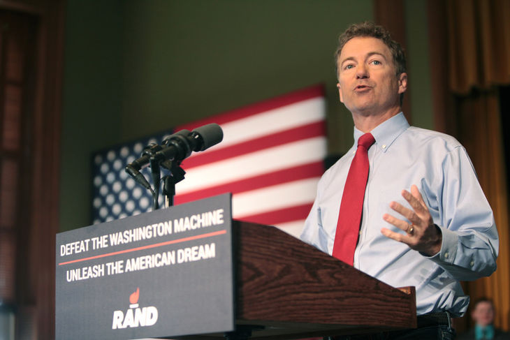 Rand Paul (républicain) - Quelques jours plus tard, le 7 avril, c’est au tour de Rand Paul de se déclarer. Le « franc-tireur du Kentucky », Etat dont il est sénateur, est avant tout un libertarien. Il défend le désengagement du gouvernement fédéral pour privilégier la liberté des citoyens. Un désir de liberté en adéquation avec les idées républicaines en termes d'économie mais qui conduit néanmoins les libertariens à être proches des démocrates sur les questions de société (liberté de consommer de la drogue )
