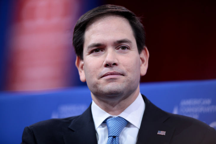 Marco Rubio (républicain) - Le sénateur de Floride est officiellement candidat à la primaire républicaine depuis le 13 avril. Marqué à ses débuts en politique par le discours du sénateur démocrate Ted Kennedy, il rejoint finalement les rangs républicains, porté par la révolution conservatrice de Ronald Reagan. Une hésitation entre les deux partis américains qui lui vaut aujourd’hui une réputation d’homme de compromis. Outre ses deux adversaires déjà déclarés, il devra sans doute affronter son ancien mentor, Jeb Bush.