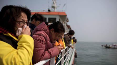 Un an après, fleurs et larmes sur le site du naufrage