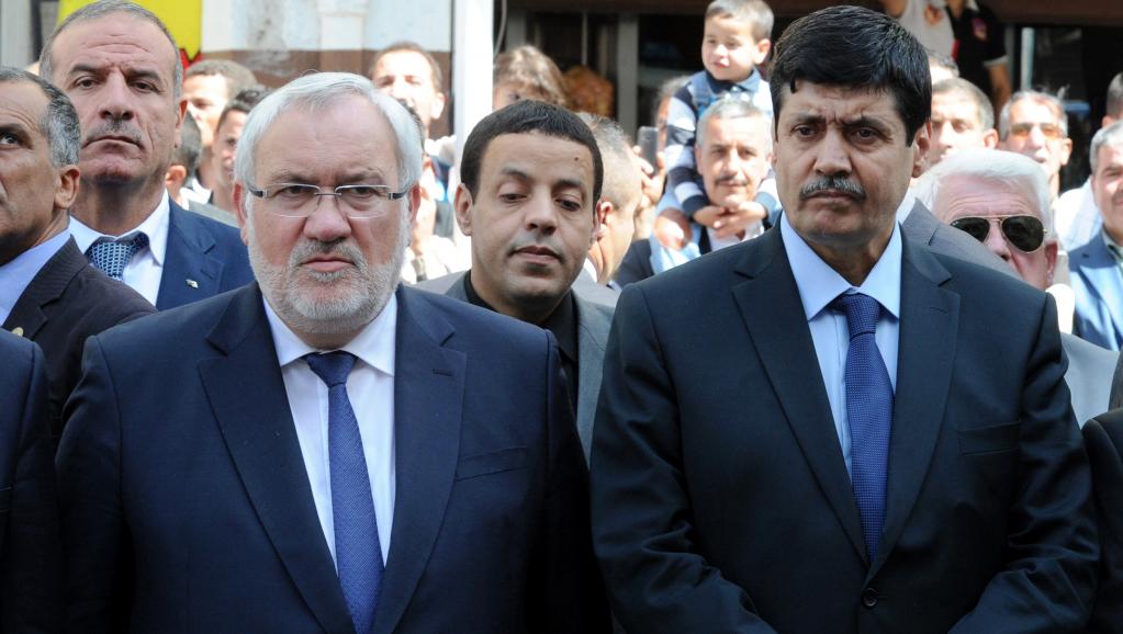 Le secrétaire d’Etat français chargé des Anciens combattants Jean-Marc Todeschini (gauche) et son homologue algérien Tayed Zitouni se recueillent devant le monument érigé en souvenir de Saal Bouzid, première victime algérienne des massacres de Sétif.