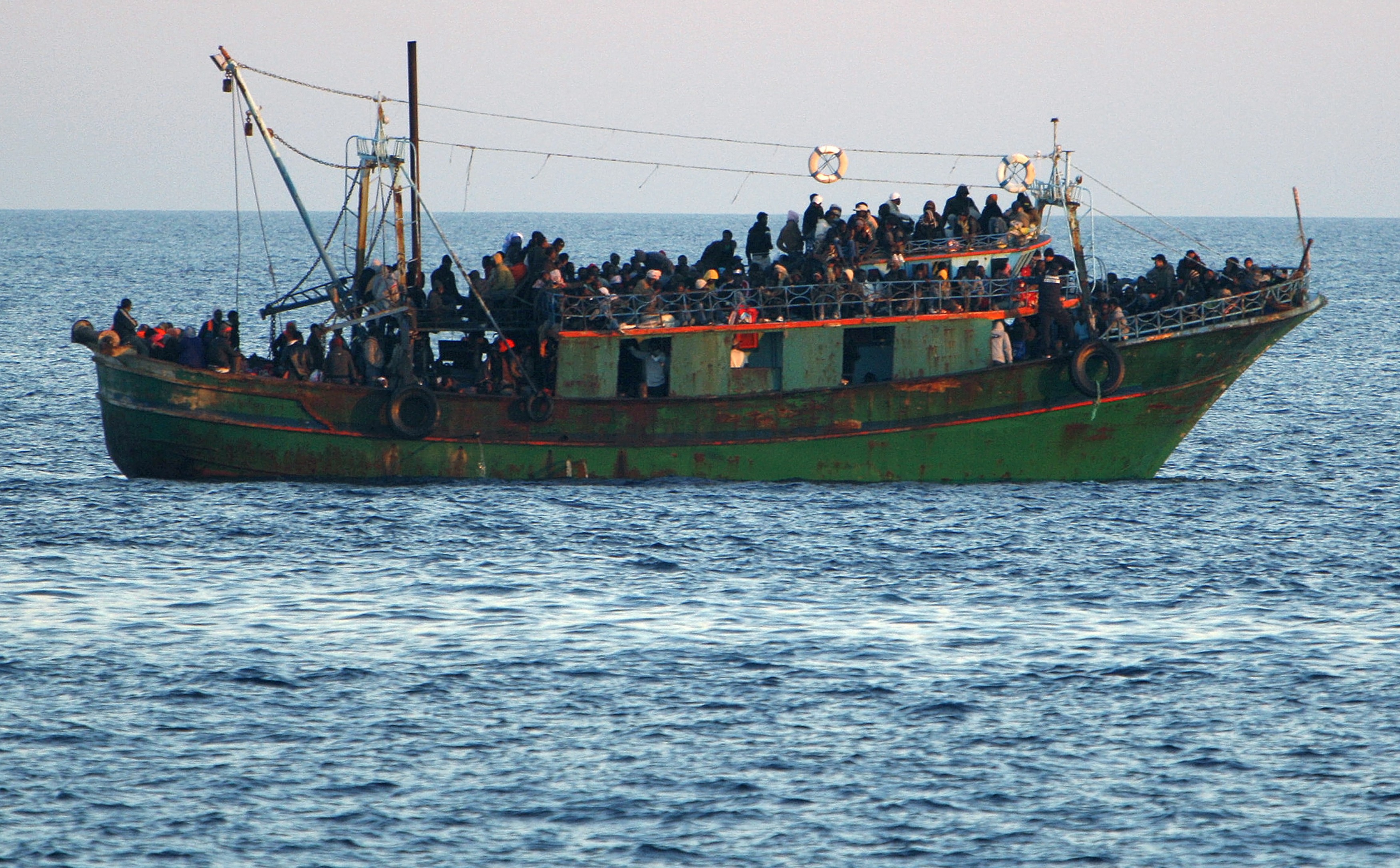 Urgent - Méditerranée: un bateau transportant plus de 300 migrants est en train de sombrer